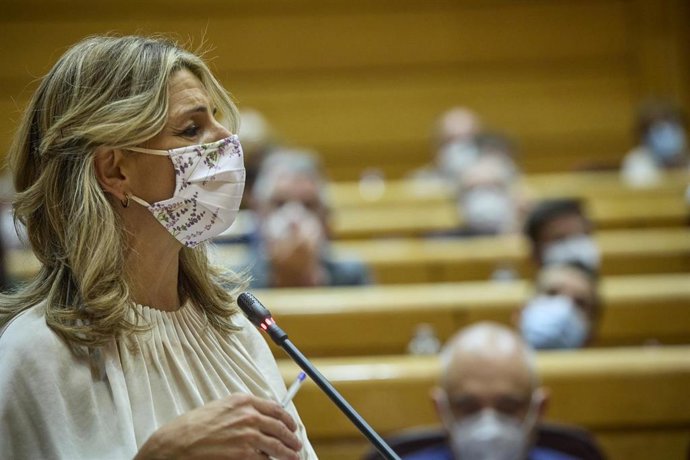 La vicepresidenta segunda y ministra de Trabajo y Economía Social, Yolanda Díaz, interviene en una sesión de control al Gobierno en el Senado, a 16 de noviembre de 2021, en Madrid (España).