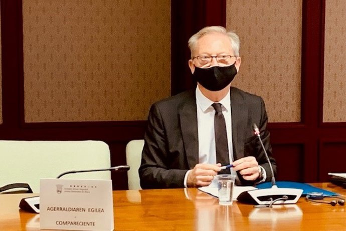 El diputado foral de Políticas Sociales, Emilio Sola, ha comparecido este martes en las Juntas Generales de Álava
