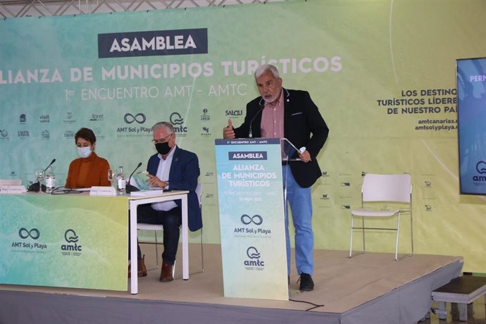 El nuevo presidente de la Alianza de Municipios Turísticos de España, José Miguel Rodríguez Fraga, interviene en un encuentro en Adeje