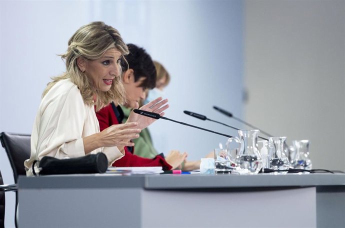(I-D) La vicepresidenta segunda del Gobierno y ministra de Trabajo, Yolanda Díaz; la ministra Portavoz y de Política Territorial, Isabel Rodríguez; y la ministra de Educación y Formación Profesional, Pilar Alegría,