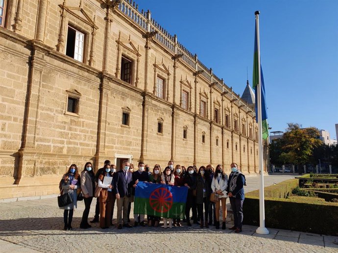La bandera gitana ondea en el Parlamento para conmemorar el Día de la Andalucía Gitana