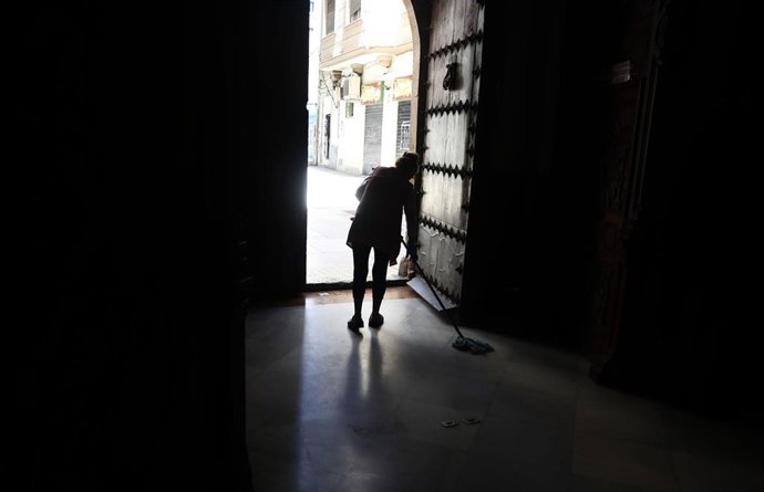 Archivo - Una limpiadora en su trabajo.