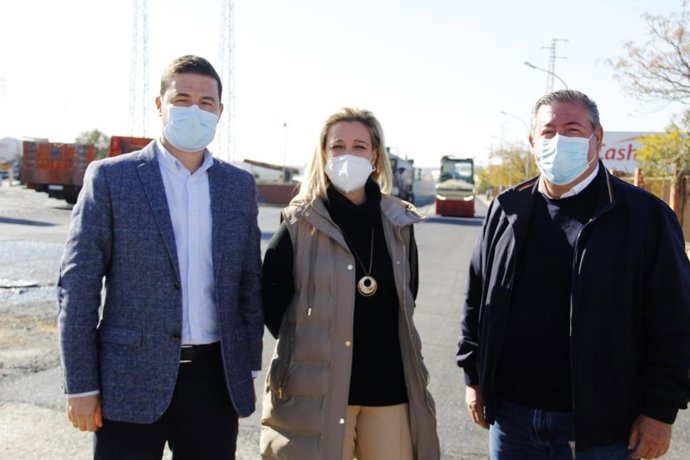 Junto a los delegados de Urbanismo y coordinador del área de Economía y Desarrollo Sostenible, Jeús Mora, y  de Servicios Urbanos, José Antonio Montero, la alcaldesa de Alcalá de Guadaíra ha visitado los trabajos en la calle Pelay Correa.