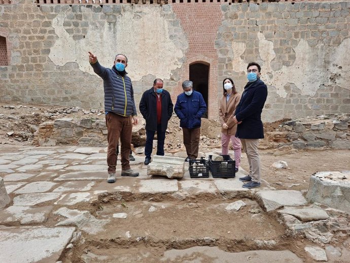 Casanueva (segunda por la dcha.) visita el castillo de Belalcázar.