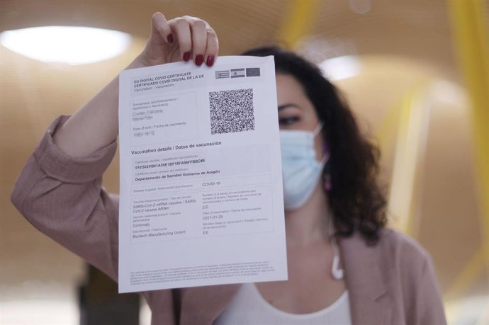 Archivo - Una mujer muestra el certificado COVID Digital de la Unión Europea. 