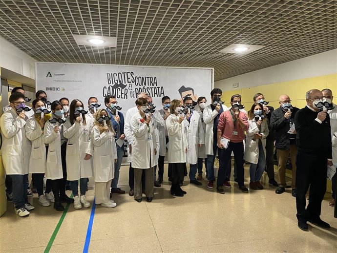 Profesionales sanitarios y paciente hacen un llamamiento a la concienciación por el cáncer de próstata.