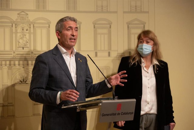 El conseller de Educación, Josep Gonzàlez-Cambray, y la consellera de Cultura, Natàlia Garriga, en rueda de prensa en el Palau de la Generalitat