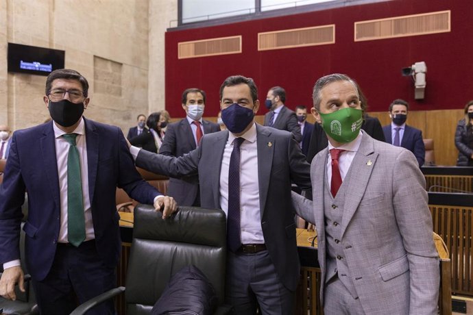 Archivo - El presidente de la Junta de Andalucía, Juanma Moreno (c); el vicepresidente de la Junta, Juan Marín (i) , y el consejero de Hacienda, Juan Bravo (d)