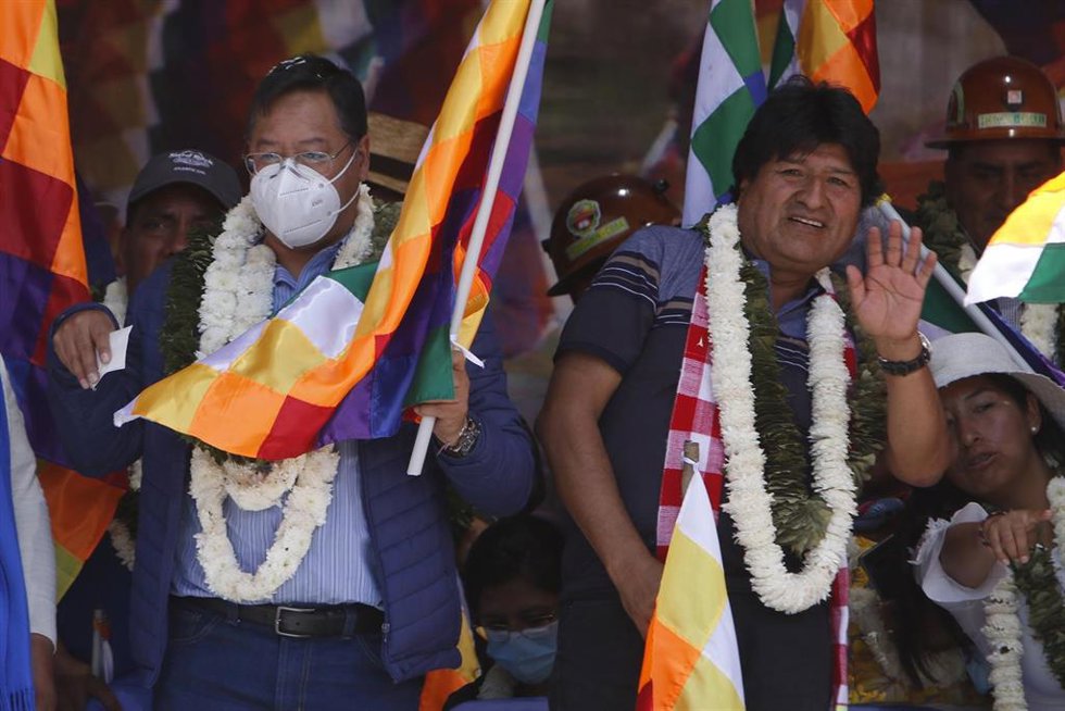 Archivo - El presidente de Bolivia, Luis Arce, junto al líder del Movimiento Al Socialismo (MAS), Evo Morales. 