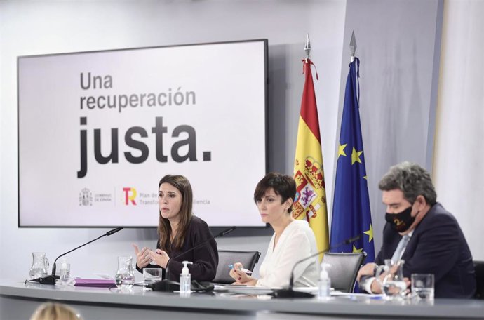 La ministra de Igualdad, Irene Montero; la ministra Portavoz y de Política Territorial, Isabel Rodríguez y el ministro de Inclusión, Seguridad Social y Migraciones, José Luis Escrivá,  en la rueda de prensa posterior al Consejo de Ministros.