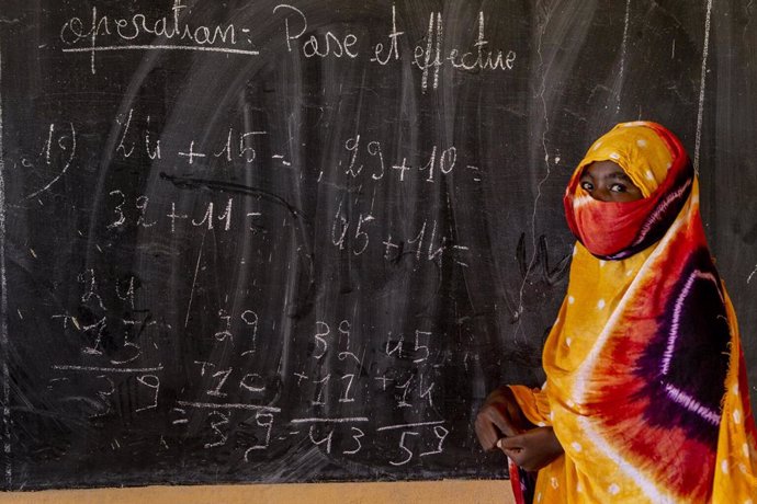 Archivo - Una adolescente maliense en una escuela de Kidal