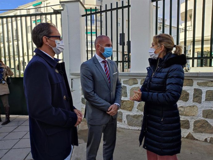 El director general de la Agencia Pública Andaluza de Educación, Manuel Cortés (centro), y la delegada territorial de Educación y Deporte en Córdoba, Inmaculada Troncoso, en su visita a Pozoblanco.