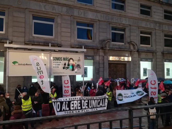 Concentración de trabajadores de Unicaja contra el ERE en la entidad