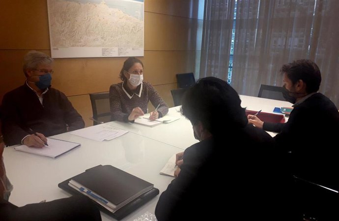 El jefe del Servicio de Planificación Hidráulica y Calidad del Agua del Principado, Jorge Alperi; la directora general del Agua, Vanesa Mateo; el director de El Musel, José Manuel del Arco; y  Miguel Fanjul (Infraestructuras del puerto)