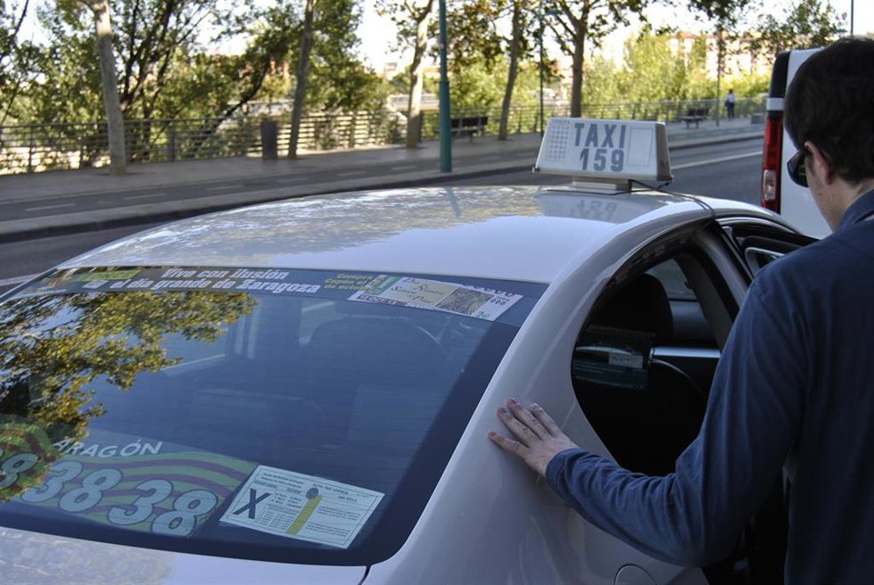 Archivo - Un pasajero accede a un taxi