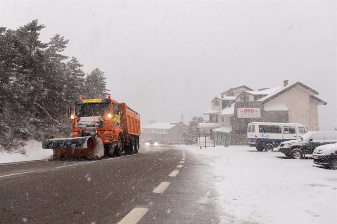 Una máquina quitanieves quita la nieve de las carreteras del Puerto de Navacerrada.