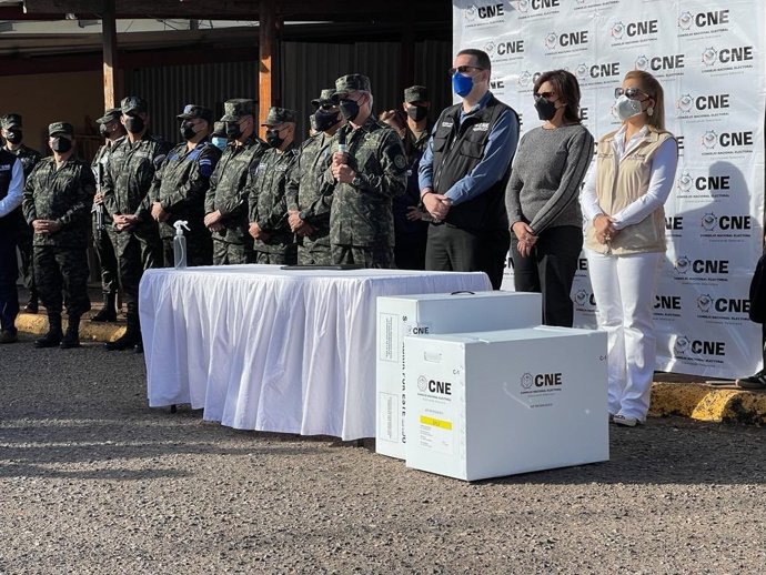 Acto de inicio del reparto del material electoral en Honduras.