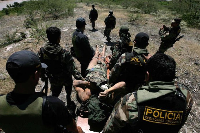 Un policía herido durante las protestas en Bagua de 2009.