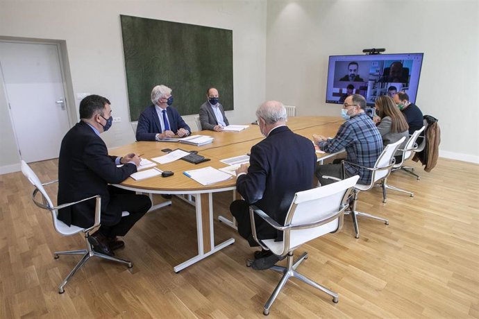 El conselleiro de Cultura, Educación e Universidade, Román Rodríguez, se reúne con sindicatos, ANPAs y con el comité educativo.