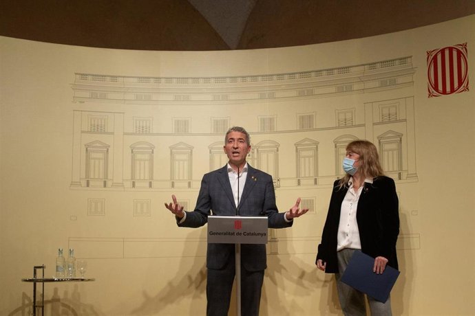 El conseller de Educación, Josep Gonzlez-Cambray, y la consellera de Cultura, Natlia Garriga, en rueda de prensa en el Palau de la Generalitat