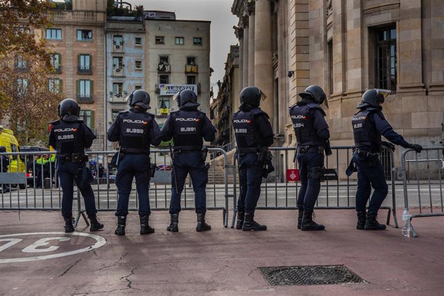 Archivo - Agentes de la Policía Nacional situados en Vía Layetana durante una manifestación en 2018 de grupos independentistas