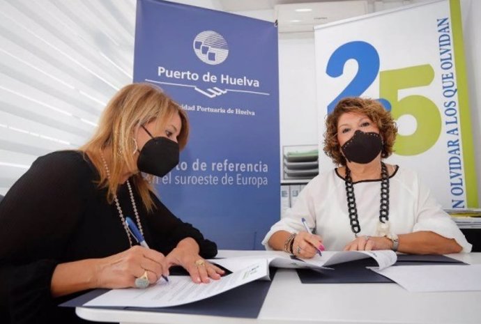 Firma del convenio patrocinio entre El Puerto de Huelva y AFA Huelva.