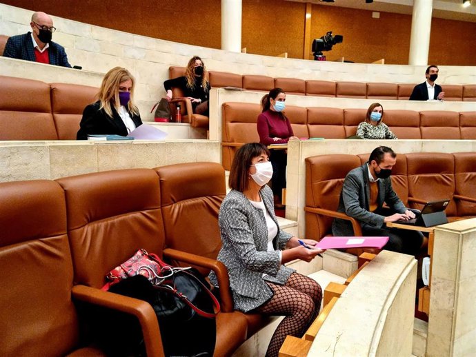 En primer plano, la consejera de Economía y Hacienda, María Sánchez, en su comparecencia en comisión parlamentaria para explicar su salida del Consejo de Administración de Sodercan