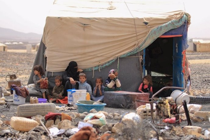 Una familia desplazada en Yemen se sienta fuera de su refugio en el campo de Al-Suwaidan, en la ciudad de Marib, Yemen, Junio 2021