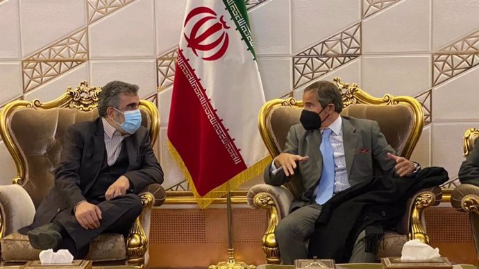 22 November 2021, Iran, Teheran: Iranian Atomic Organization spokesman Behrouz Kamalvandi (L) meets with Director-General of the International Atomic Energy Agency (IAEA) Rafael Mariano Grossi. Grossi is in Tehran to meet with Iranian officials over Ira