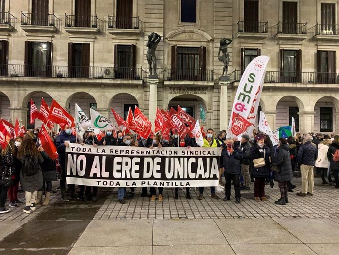 Concentración en Santander por el ERE de Unicaja