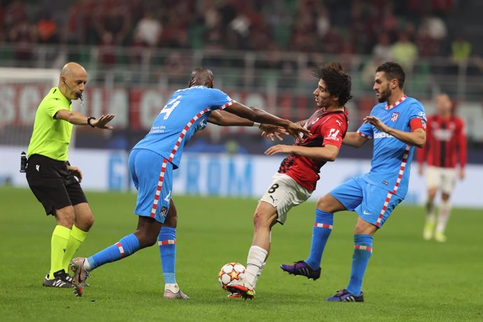 Archivo - Geoffrey Kondogbia of Club Atletico de Madrid reacts with Sandro Tonali of AC Milan during the UEFA Champions League, Group B football match between AC Milan and Atletico de Madrid on September 28, 2021 at San Siro Stadium in Milan, Italy - Ph