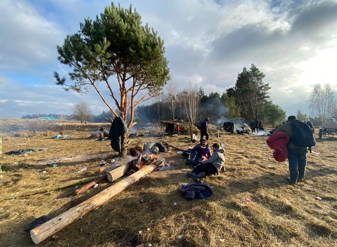 18 November 2021, Belarus, Brusgi: Migrants camp near a wooded area near a border crossing between Belarus and Poland. Around 900 migrants on the border with Poland have spent the night from Wednesday to Thursday outdoors for the 11th consecutive day de