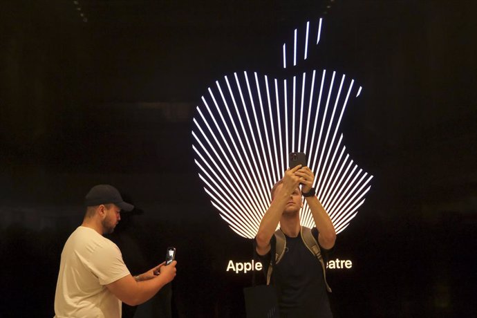 Archivo - 24 June 2021, US, Los Angeles: People take photos during the grand opening of the new Apple Tower Theater flagship retail store on Broadway Theater District in downtown Los Angeles. Photo: Ringo Chiu/ZUMA Wire/dpa