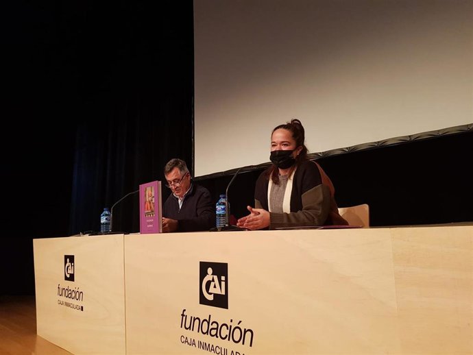 La directora del Instituto Aragonés de la Mujer (IAM), María Goikoetxea, y el fotoperiodista Gervasio Sánchez han presentado el libro 'Violencias, mujeres, guerras', obra del comunicador