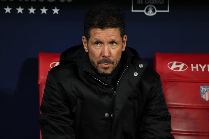 Diego Pablo Simeone sentado en el banquillo del Atlético de Madrid