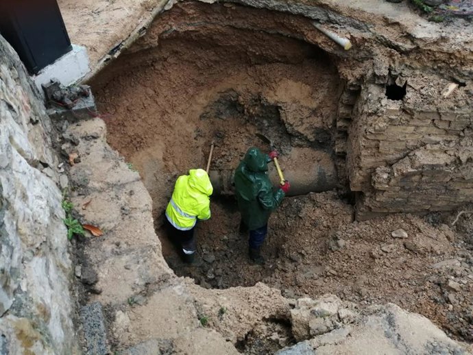 Operarios reparan la tubería del Paseo del Huécar