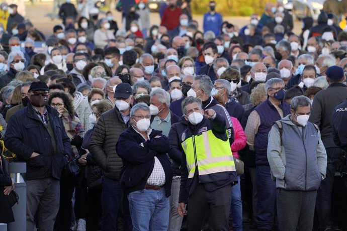 Archivo - Una larga fila de personas se aglomera en la vacunación masiva de Santiago de Compostela a 6 de abril de 2021. La vacunación masiva programada para la tarde de este martes en Santiago sufre retrasos y se han producido colas y aglomeraciones a 