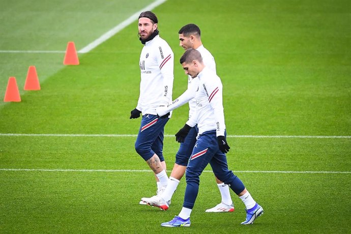 Sergio Ramos junto a Achraf y Verratti durante un entrenamiento del PSG