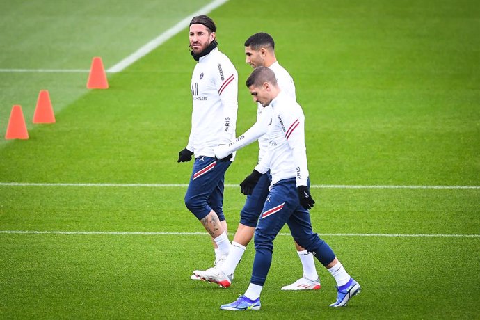 19 November 2021, France, Saint-Germain-En-Laye: (L-R) Paris Saint-Germain's Sergio Ramos, Achraf Hakimi and Marco Verratti take part in a training session at the Ooredoo Center ahead of PSG's Ligue 1 soccer match on Saturday against AS Saint-Etienne. P