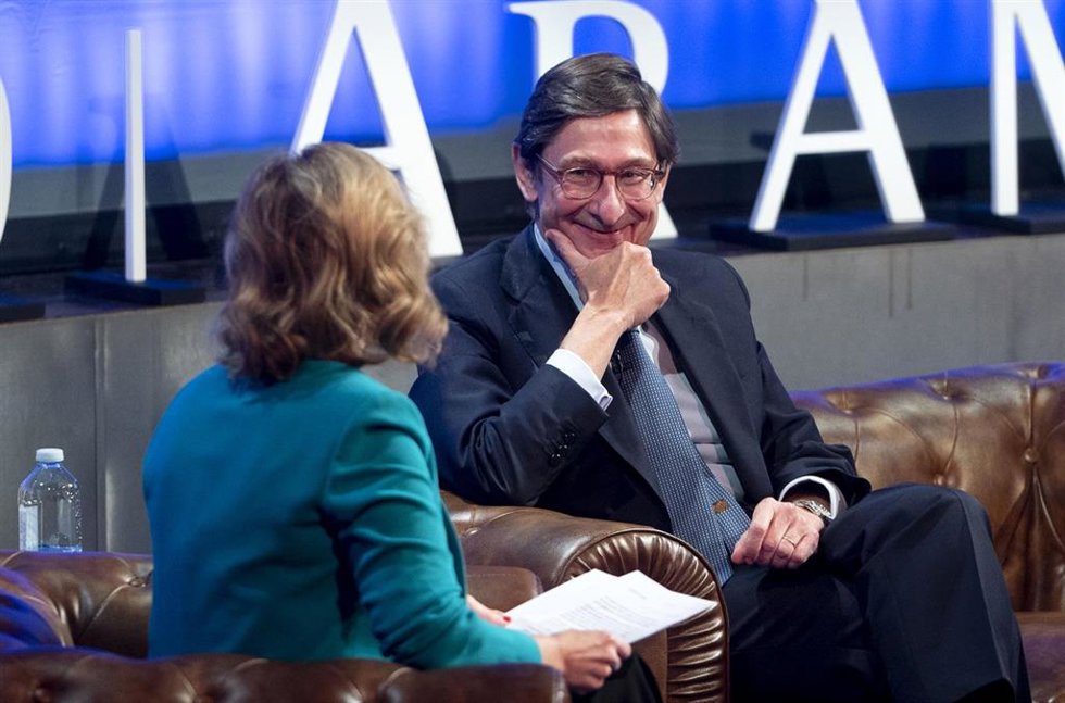 La periodista económica Susana Criado y el presidente de CaixaBank, José Ignacio Goirigolzarri
