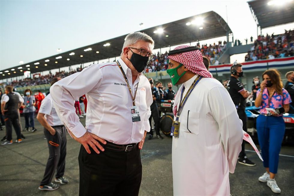 Ross Brawn habla con el Príncipe Abdulaziz bin Turki Al-Faisal antes de la carrera del Gran Premio de Catar 2021