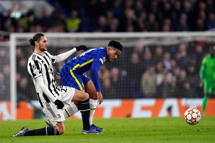 23 November 2021, United Kingdom, London: Juventus' Adrien Rabiot (L) and Chelsea's Reece James battle for the ball during the UEFA Champions League Group H soccer match between Chelsea and Juventus at Stamford Bridge. Photo: Adam Davy/PA Wire/dpa