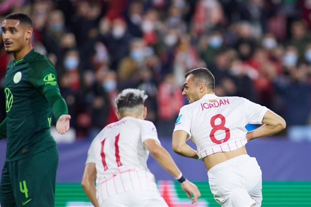 Joan Jordan celebra con Munir el gol del Sevilla ante el Wolfsburgo en la Liga de Campeones 2021-2022