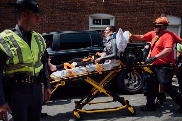 Una mujer es trasladada por las emergencias tras ser atropellada en una manifestación antifascista en Charlottesville.