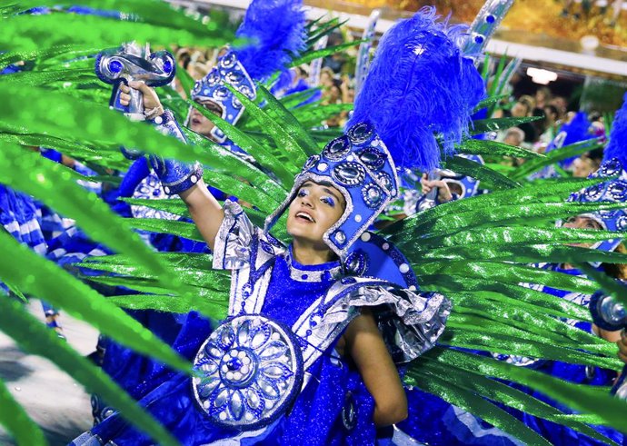 Archivo - 09 March 2019, Brazil, Rio de Janeiro: Dancers from the samba school Portela perform during the closing parade of Rio traditional Samba carnival at Marques de Sapucai sambadrome. Photo: Tomaz Silva/Agencia Brazil/dpa