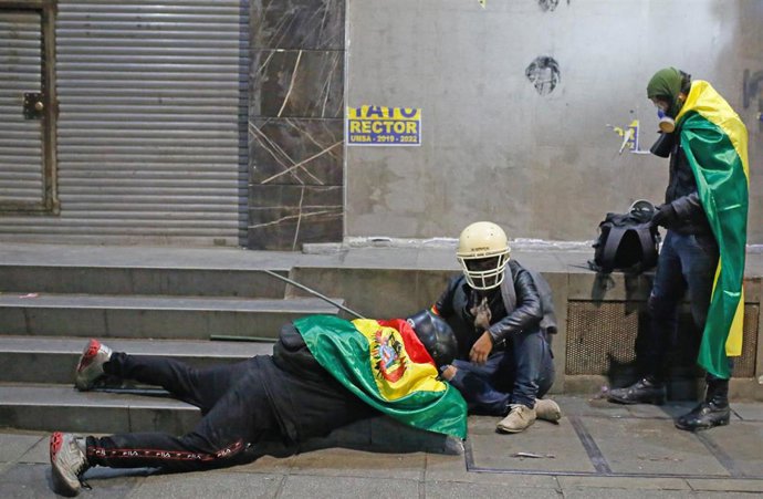 Archivo - Manifestantes afectados por los gases lacrimógenos durante los enfrentamientos con la Policía en las protestas de octubre de 2019