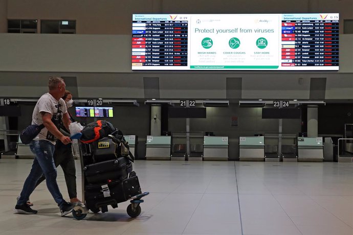 Archivo - New Zealand passengers from the cruise ship Vasco da Gama are seen checking in at Perth airport to catch a direct flight back to New Zealand on Saturday, March 28, 2020. The Vasco da Gama had about 800 Australians onboard, including 200 passen