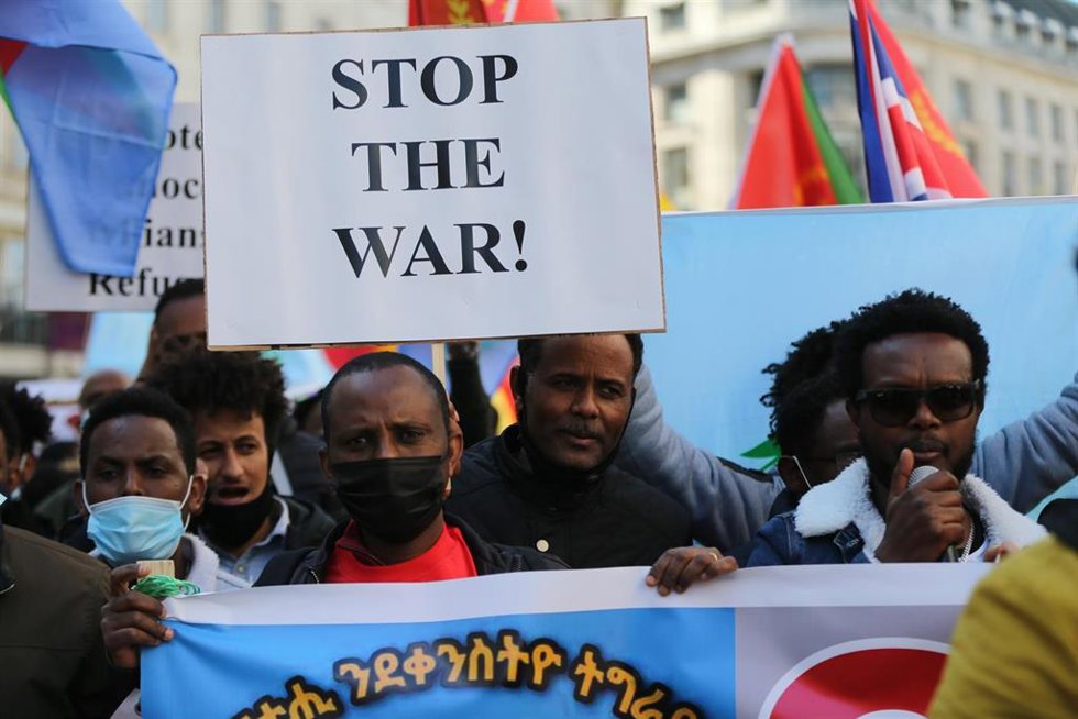 Archivo - a gente marcha por el centro de Londres para protestar contra la guerra en la región etíope de Tigray. 