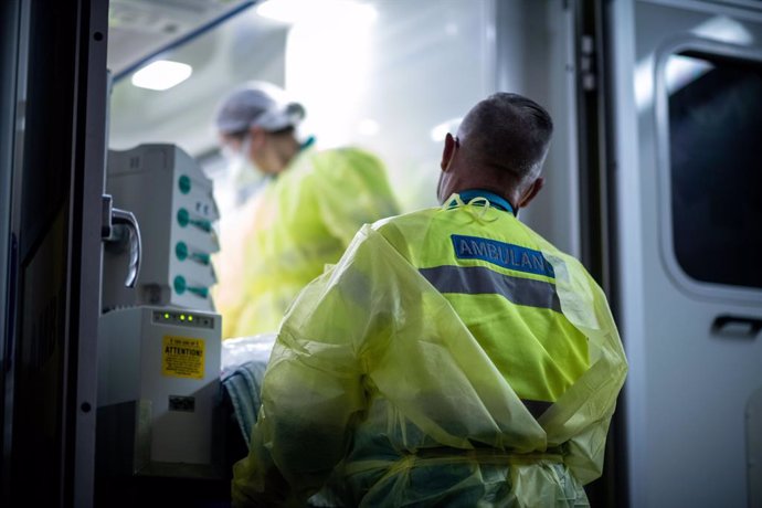 23 November 2021, North Rhine-Westphalia, Herten: The crew of a Dutch ambulance brings a coronavirus patient from Rotterdam to St Elisabeth Hospital in Herten. Photo: Fabian Strauch/dpa