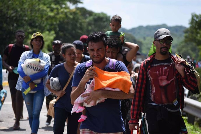 Archivo - Migrantes caminan por la carretera 200 en su camino a Huixtla, cerca de Tapachula.